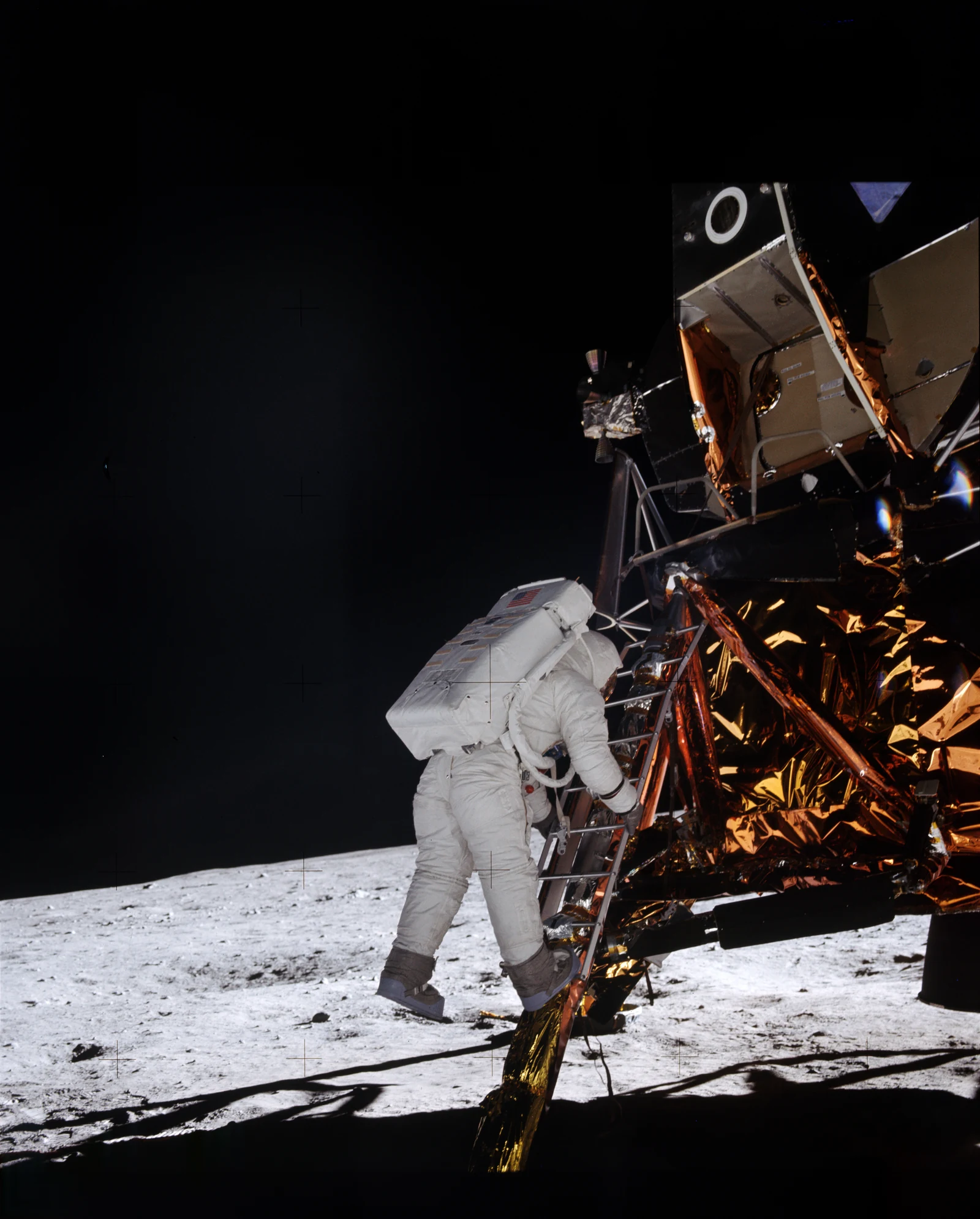 Apollo 11 — Aldrin이 Lunar Module 사다리를 내려오는 순간 (AS11-40-5868)