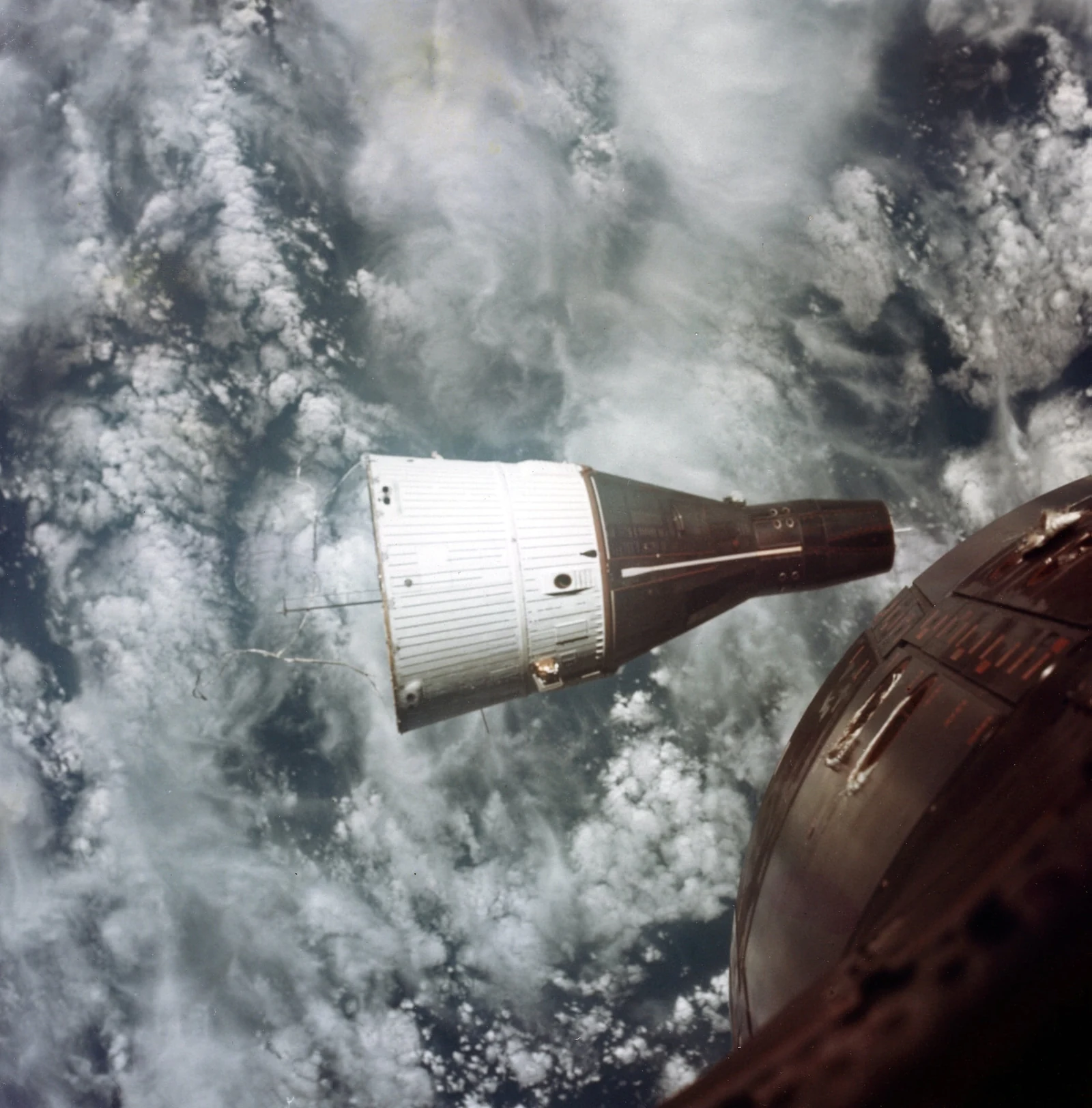 Gemini 7 우주선 — Gemini 6 랑데부 중 촬영 (1965-12)