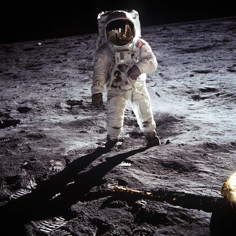 Buzz Aldrin μ°μ£ΌλΉνμ¬ 'unusual lights' μ¦μΈ
